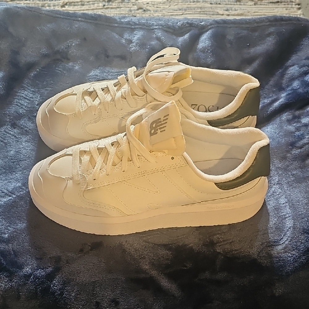 New Balance Women's White Athletic Shoes - Picture 4 of 7